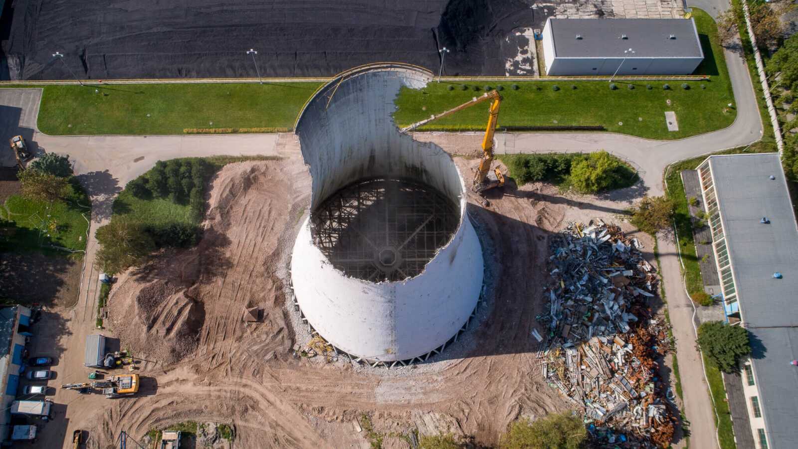 Wyburzanie komina elektrociepłowni